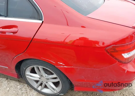 2013 Mercedes-Benz C 250 z USA, uszkodzony, nr VIN WDDGF4HBXDR263873